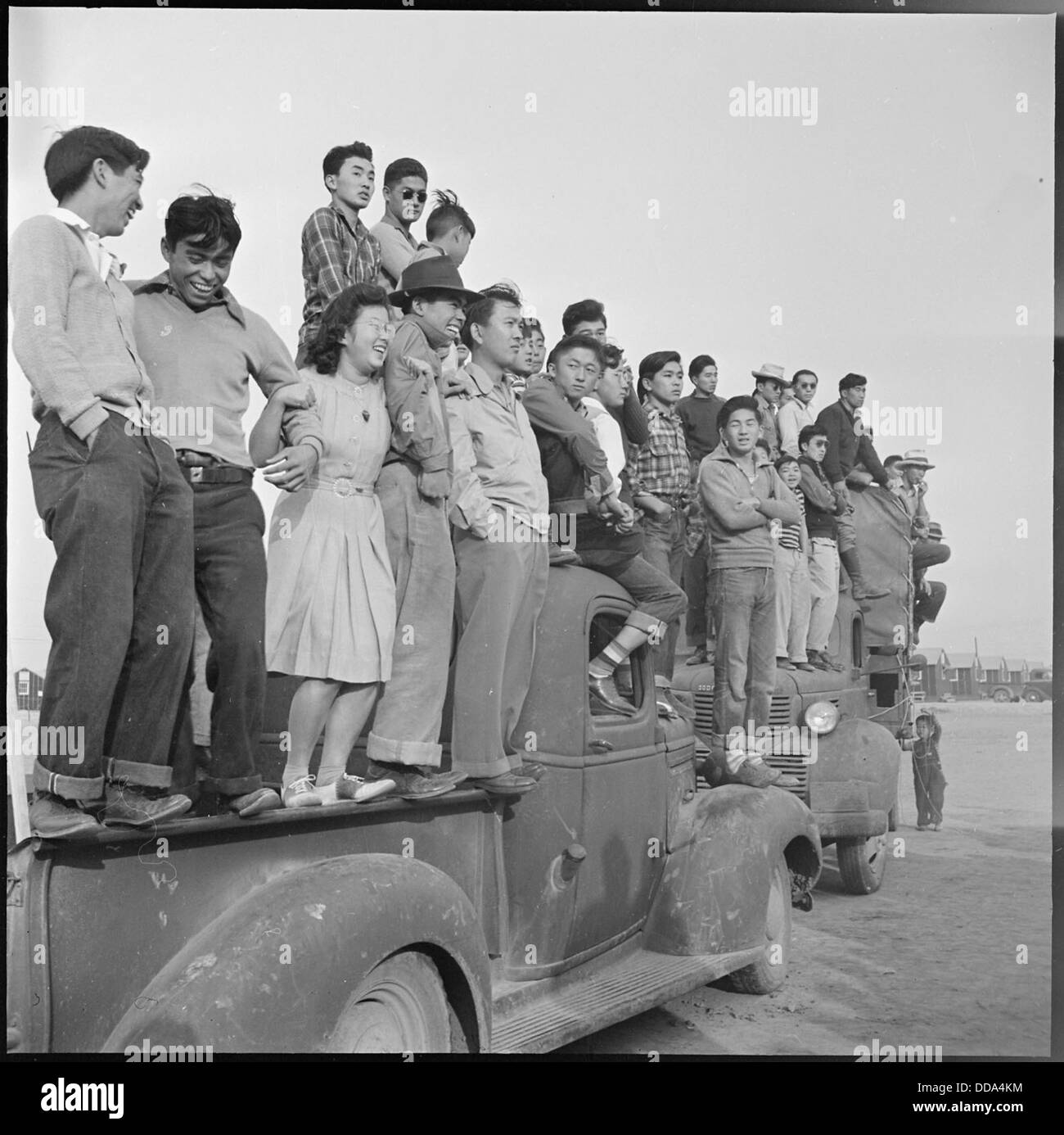 Evakuierten im Rohwer Relocation Center in McGehee, Arkansas, werden bei einem Fußballspiel beobachtet. Das Zentrum war eines der Internierungslager, in denen japanische Amerikaner während des Zweiten Weltkriegs festgehalten wurden Stockfoto