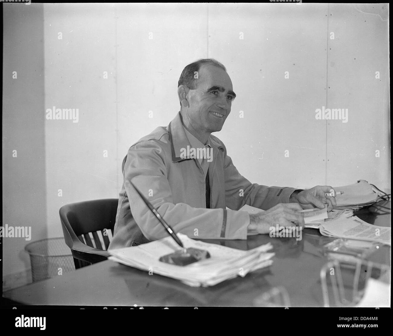 Eine Fotografie von Ray D. Johnson, dem Projektleiter des Rohwer Relocation Center in McGehee, Arkansas, der den Betrieb überwacht. Das Zentrum beherbergte japanische Amerikaner während des Zweiten Weltkriegs als Teil der Umsiedlungsbemühungen der US-Regierung während des Krieges. Stockfoto