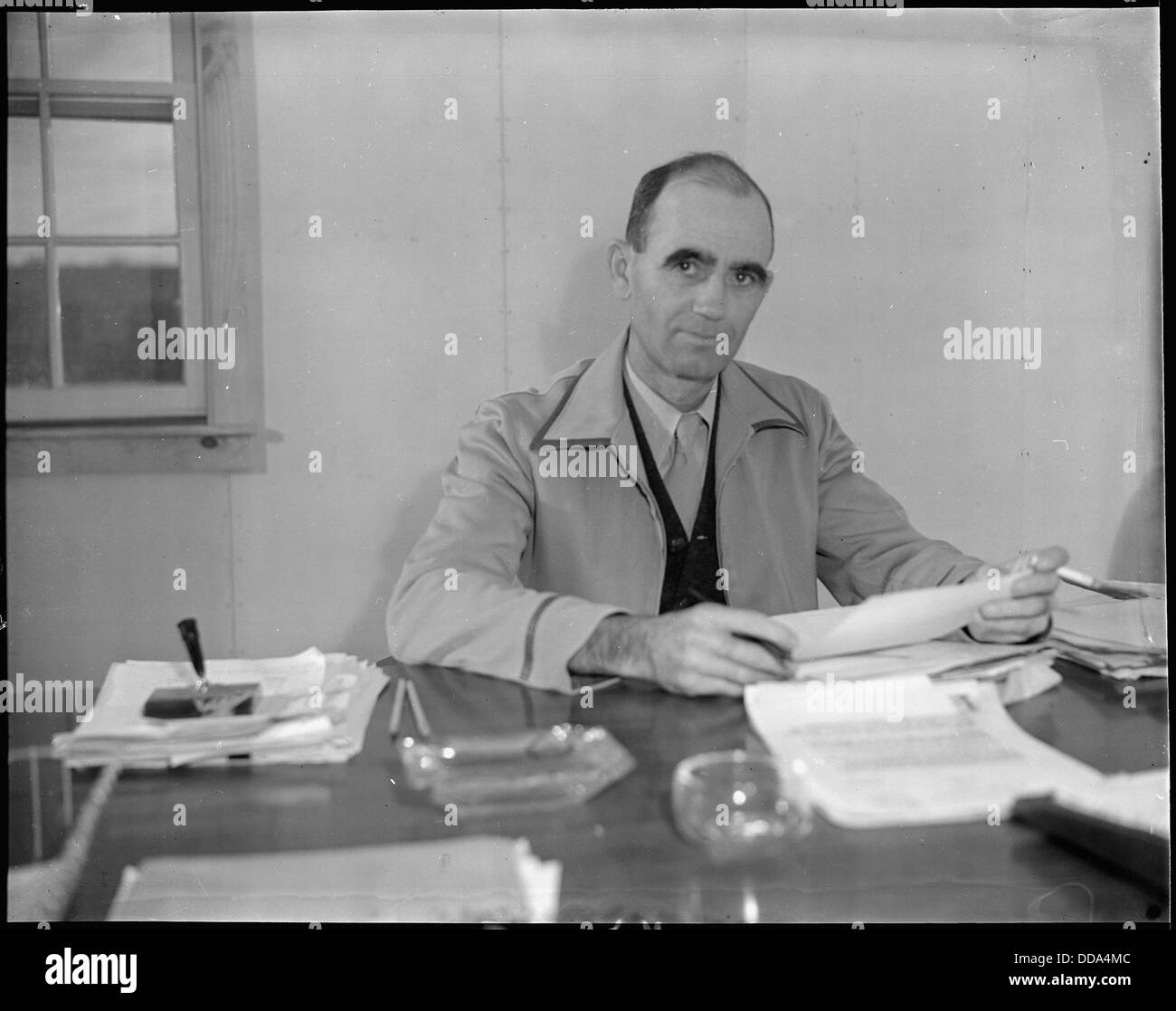 Ray D. Johnson, Projektleiter am Rohwer Relocation Center in McGehee, Arkansas, überwacht die Operationen dieses Internierungslagers während des Zweiten Weltkriegs Stockfoto