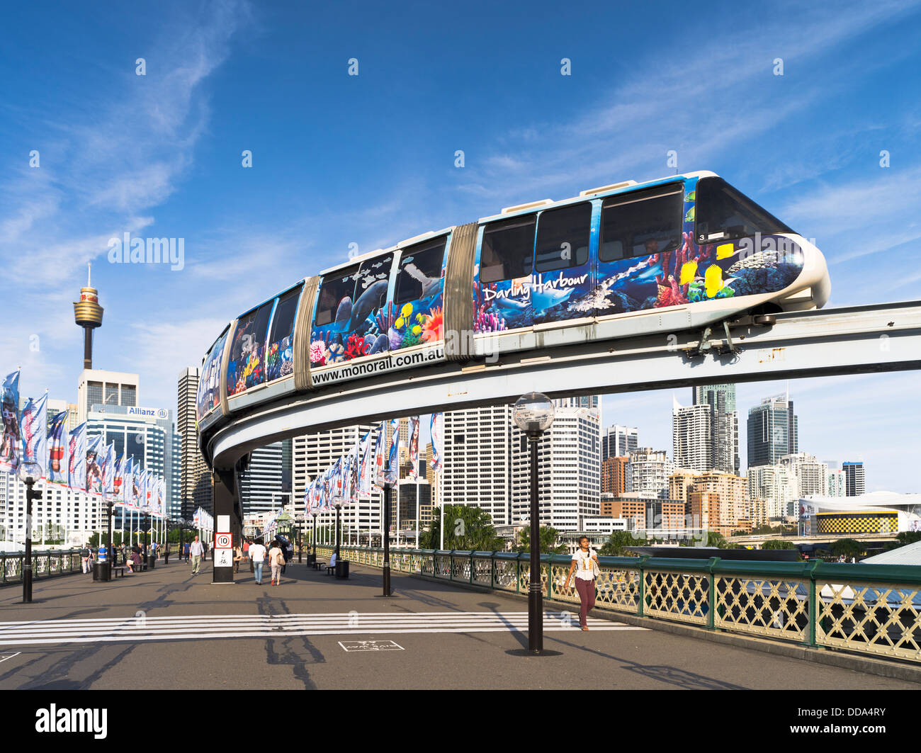 Dh Darling Harbour Sydney Australien Sydney Monorail Bahn über die Pyrmont Bridge Harbour Stockfoto