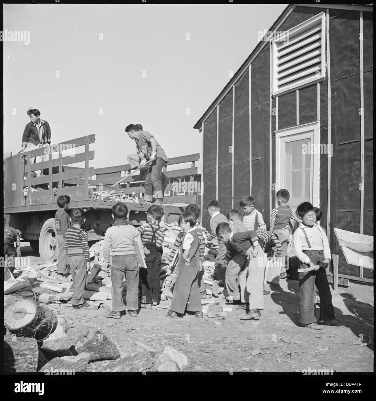 Die Ankunft von Holz im Rohwer Relocation Center in McGehee, Arkansas, unterstreicht die logistischen Bemühungen zur Unterstützung des japanisch-amerikanischen Internierungslagers während des Zweiten Weltkriegs Stockfoto