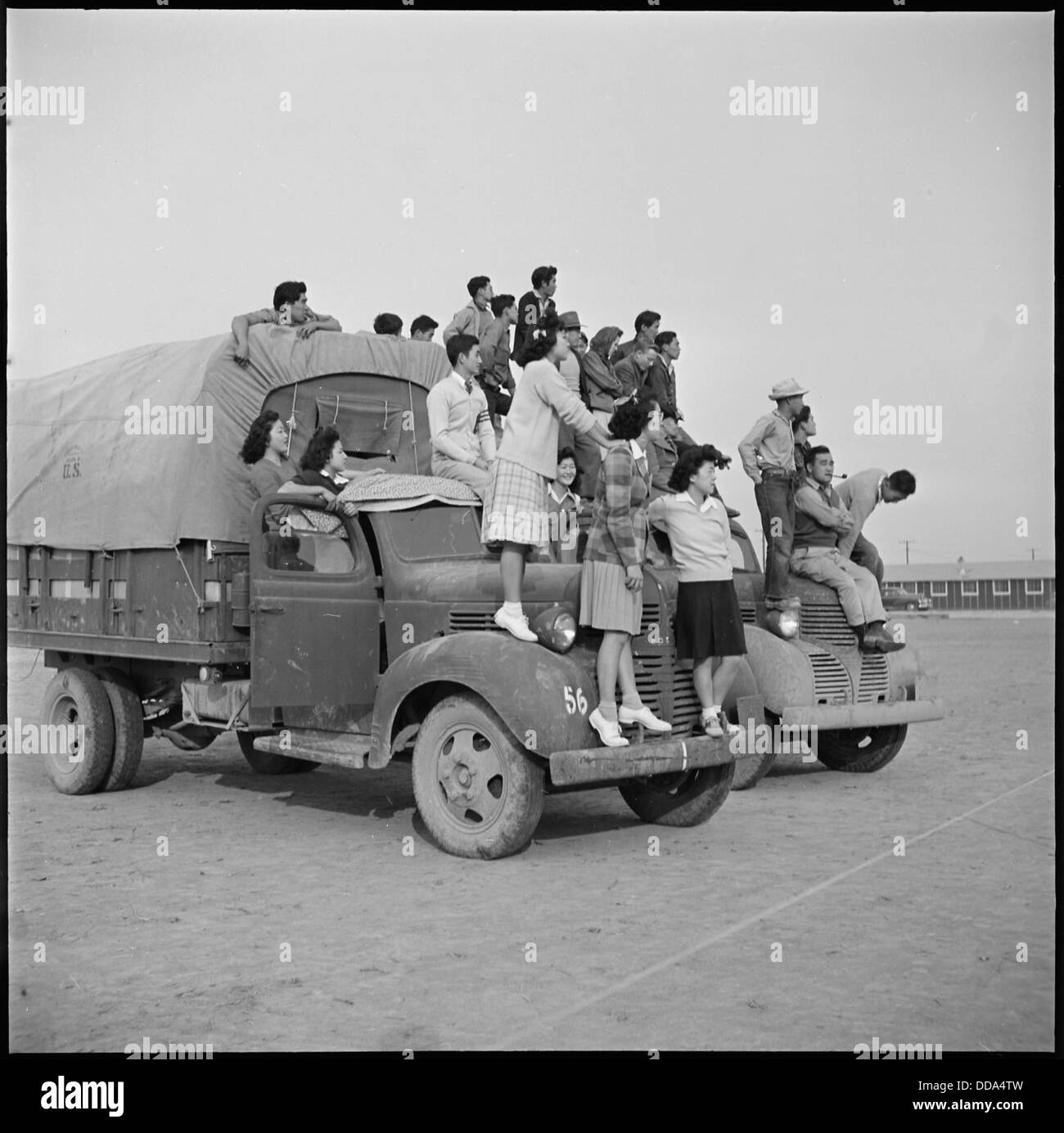 Im Rohwer Relocation Center in McGehee, Arkansas, trifft sich eine Menschenmenge, um eine Veranstaltung oder Aktivität vor Ort zu erleben. Stockfoto