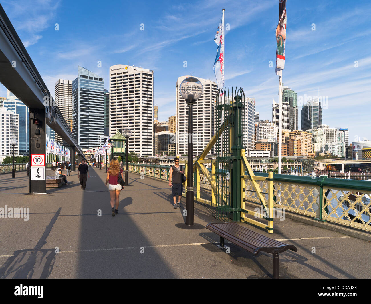 dh Darling Harbour SYDNEY Australien Australier zu Fuß über die Pyrmont Bridge Wolkenkratzer Skyline Stadtmenschen Stockfoto