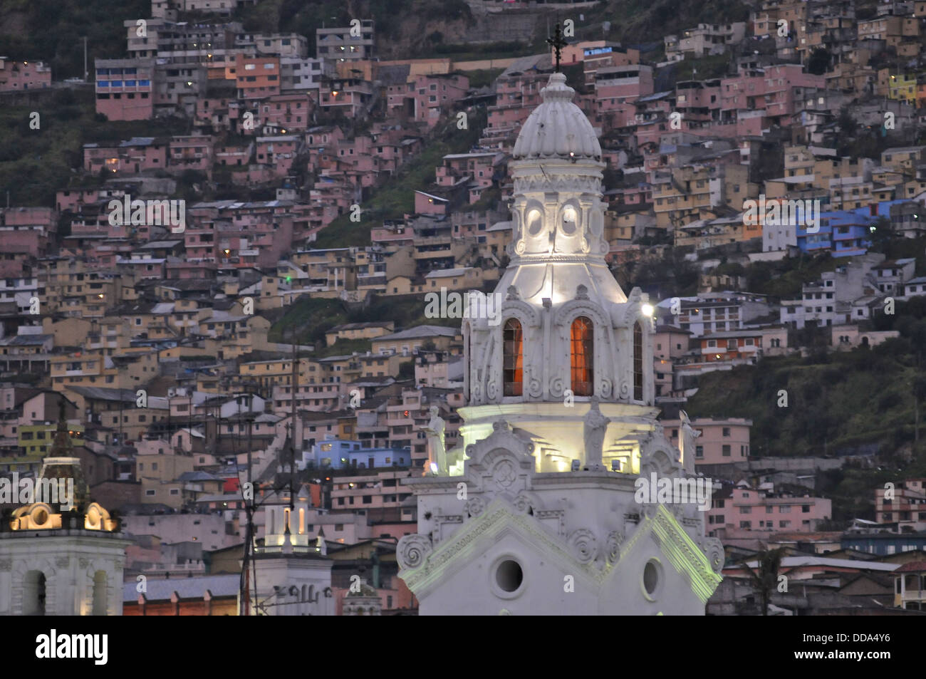 Quitos Altstadt, mit dem Kirchturm von Santo Domingo. Stockfoto