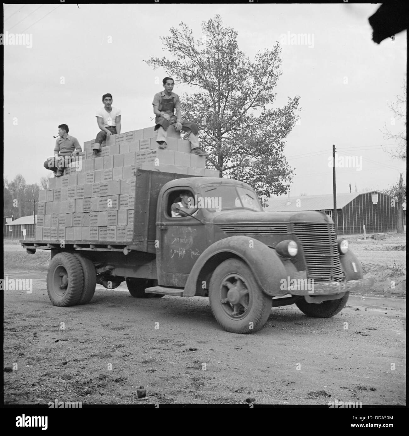 Dieses Bild zeigt Freiwillige im Rohwer Relocation Center in McGehee, Arkansas, die Vorräte von einem railside-Standort transportieren. Das Zentrum wurde während des Zweiten Weltkriegs genutzt, um Japanisch-Amerikaner zu internieren. Stockfoto