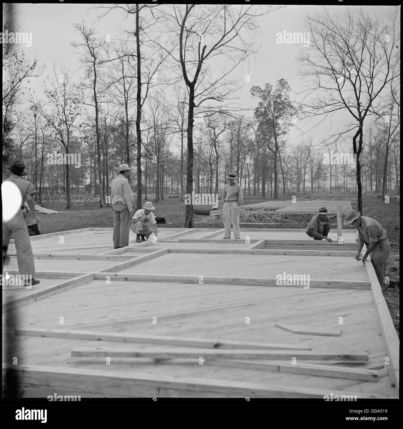 Dieses Bild zeigt Freiwillige, die Wohnungen im Rohwer Relocation Center in McGehee, Arkansas, bauen, einem Internierungslager für Japaner während des Zweiten Weltkriegs Stockfoto