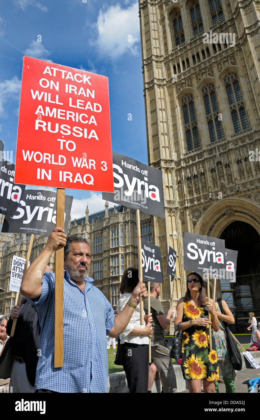 Westminster, London, UK. 29. August 2012. Protest gegen Militäreinsatz in Syrien. Parlament zur Diskussion mögliche Maßnahmen gegen das syrische Regime zurückgerufen. Stockfoto
