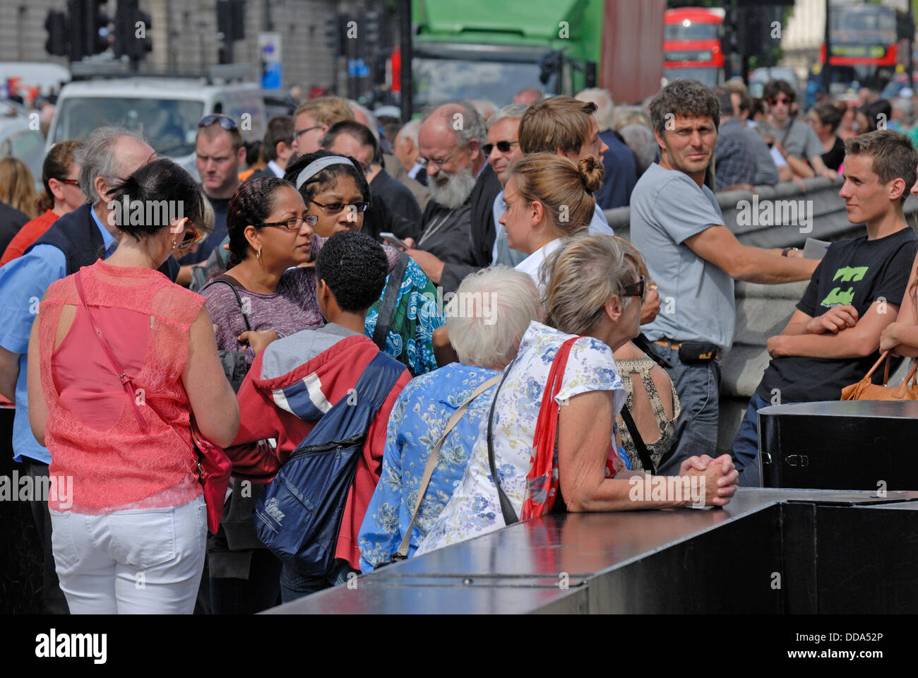 Westminster, London, UK. 29. August 2012. Westminster - Protest gegen Vorgehen gegen Syrien. 29. August 2013, London. Parlament zur Diskussion mögliche Maßnahmen gegen die Syrien zurückgerufen. Warteschlange für die öffentliche Galerie in das House Of Commons, die Debatte Kredit zu sehen: PjrNews/Alamy Live News Stockfoto