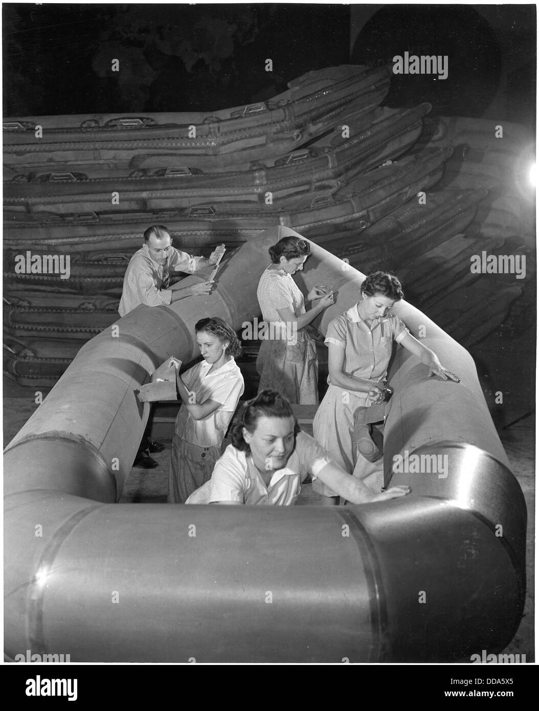 Dieses Bild zeigt den Bau von Angriffsbooten für das U.S. Marine Corps und zeigt die militärische Vorbereitung auf amphibische Kriegsführung in den 1960er Jahren Stockfoto