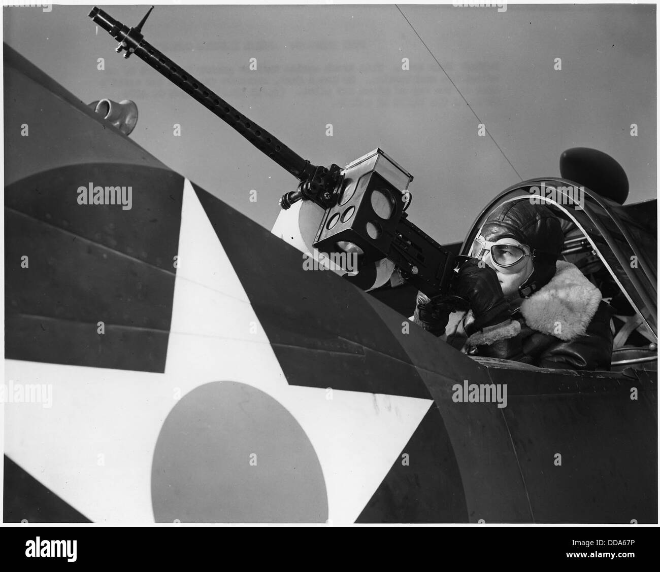 Ein Foto oder eine Beschreibung eines geschickten Luftmaschinenschützen während des Krieges, der seine Fähigkeiten mit einer schnellen, präzisen Waffe zeigt, die für erfolgreiche Luftkampfmissionen unerlässlich ist. Stockfoto