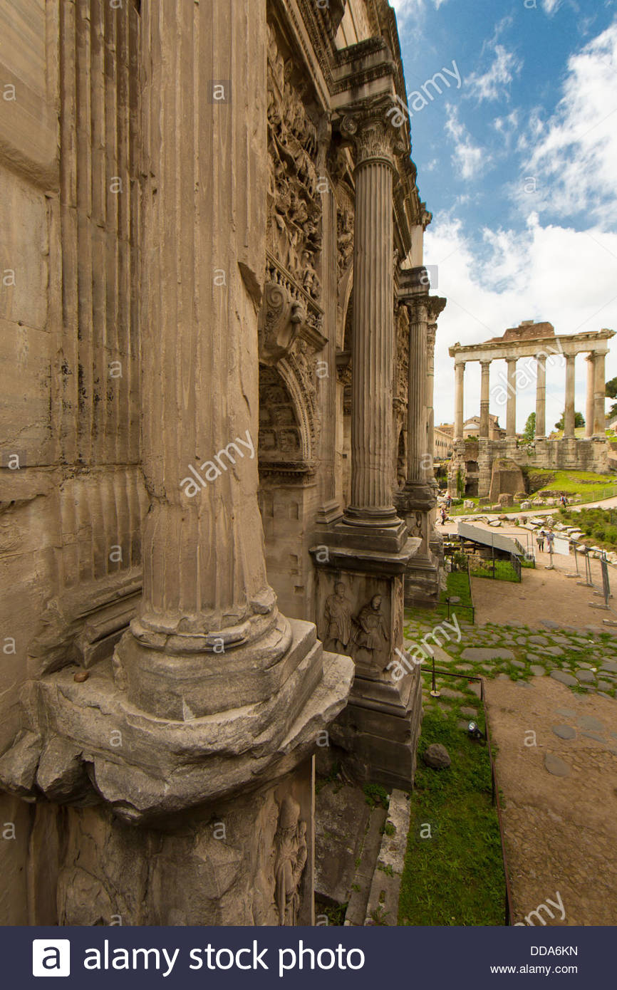 Antike römische Ruinen in Rom mit dem Tempel des Jupiter in der Ferne Stockfoto