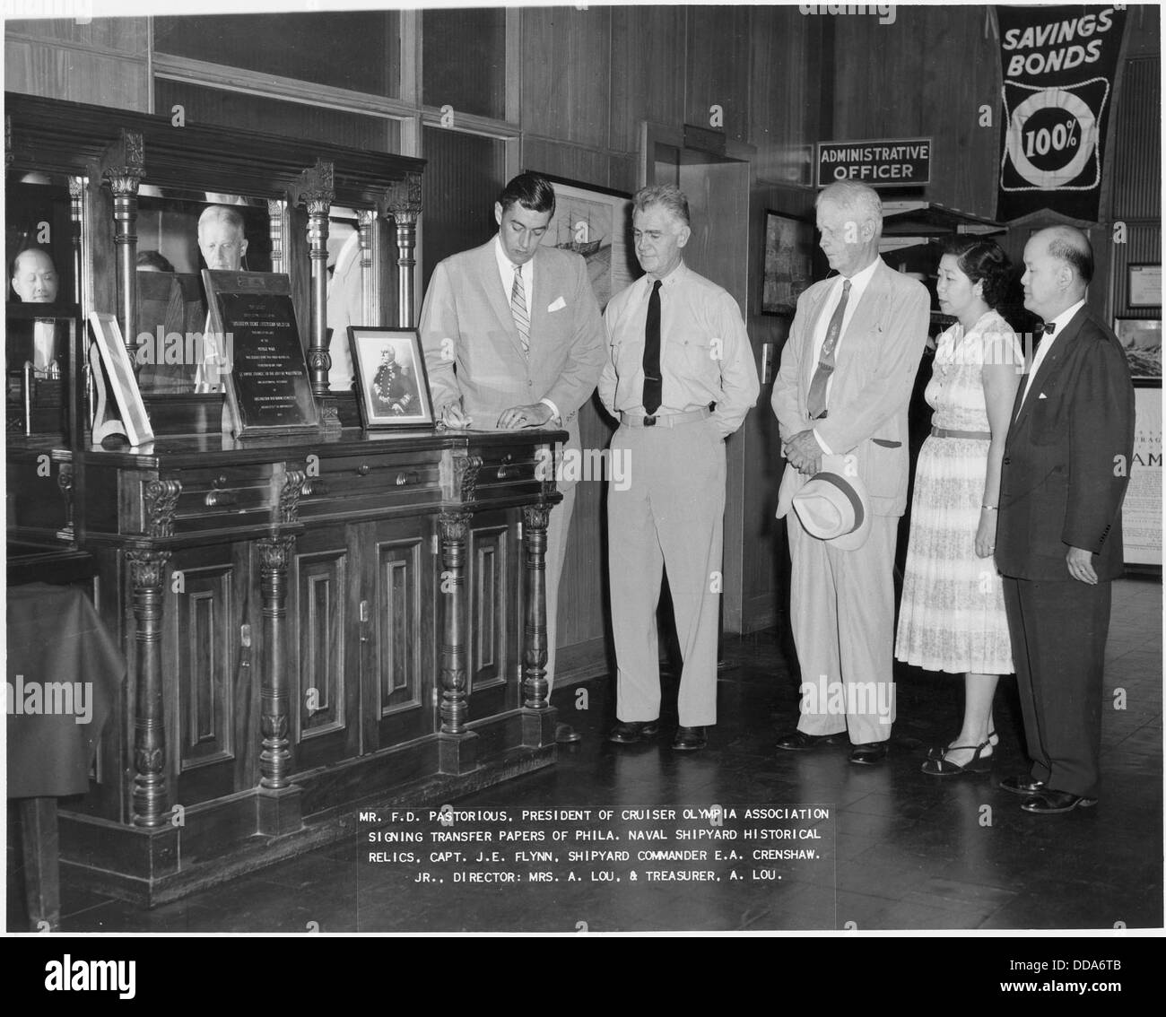Der Transfer von Reliquien von der USS Olympia zur Cruiser Olympia Association. Das Olympia ist bekannt für seine Rolle im Spanisch-Amerikanischen Krieg und dient heute als Museum in Philadelphia. Stockfoto