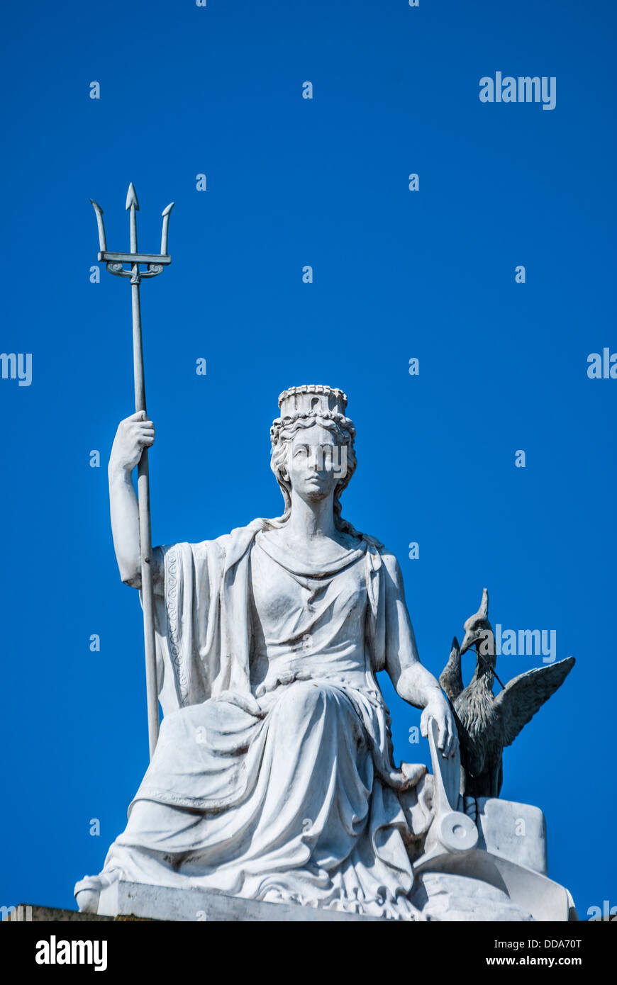 Statue von Britannia mit einem Leber Vogel in Liverpool. Stockfoto