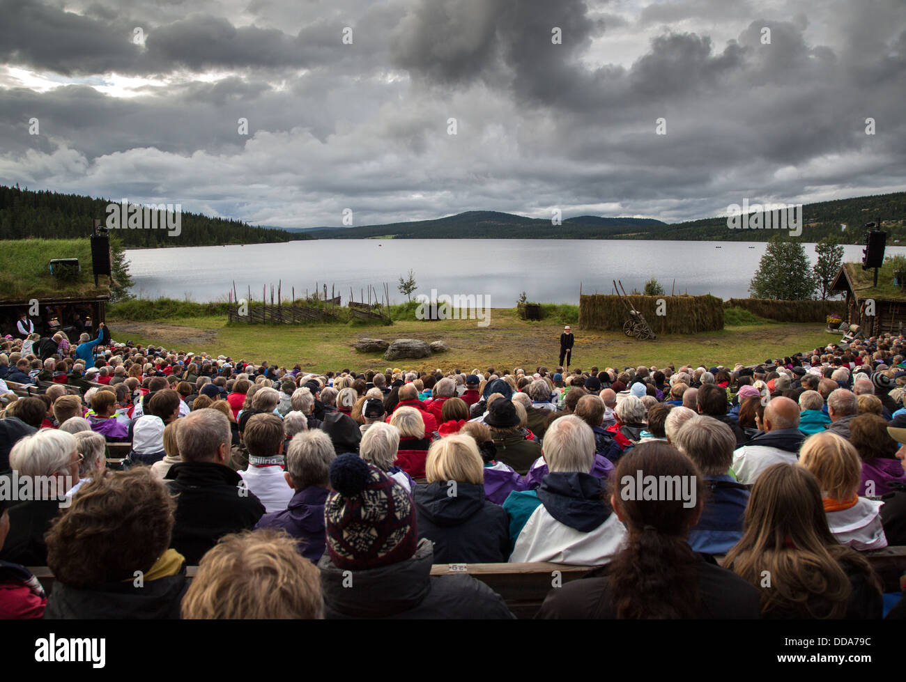 Der "Chor" gibt seine Einführung an den Ufern des See-Gala in der Abenddämmerung in der jährlichen Produktion von Ibsens Peer Gynt - Norwegen Stockfoto