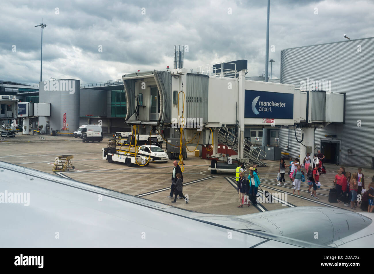 Manchester Flughafen Blick aus dem Inneren der Kabine von einem geparkten Flugzeugen, England, UK. Stockfoto