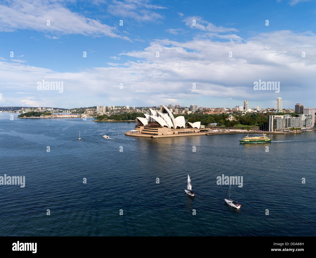 dh Sydney Harbour SYDNEY AUSTRALIEN Segelboote Sydney Opera House Hafen Luftboot Stockfoto