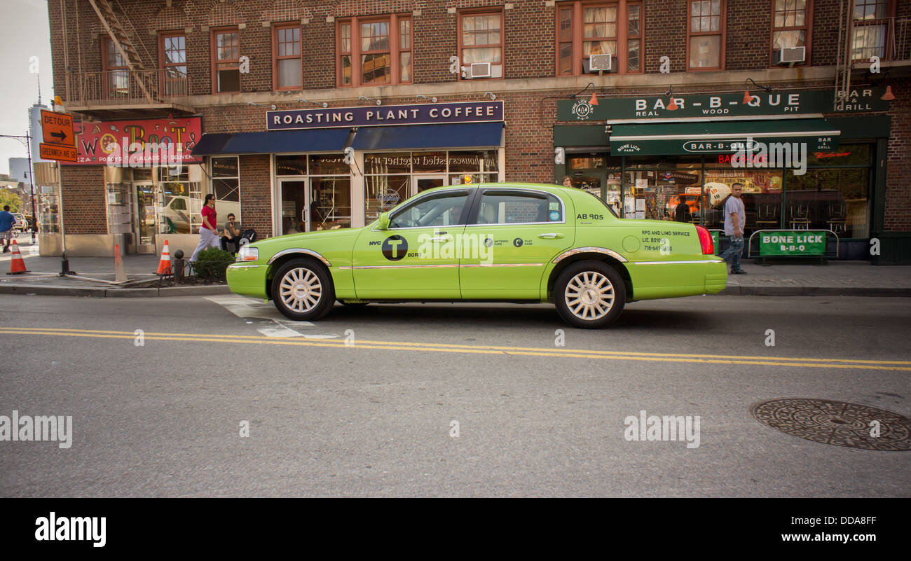 Eines der neuen äußeren Bezirk Taxis ist auf den Straßen in Greenwich Village in New York gesehen. Stockfoto