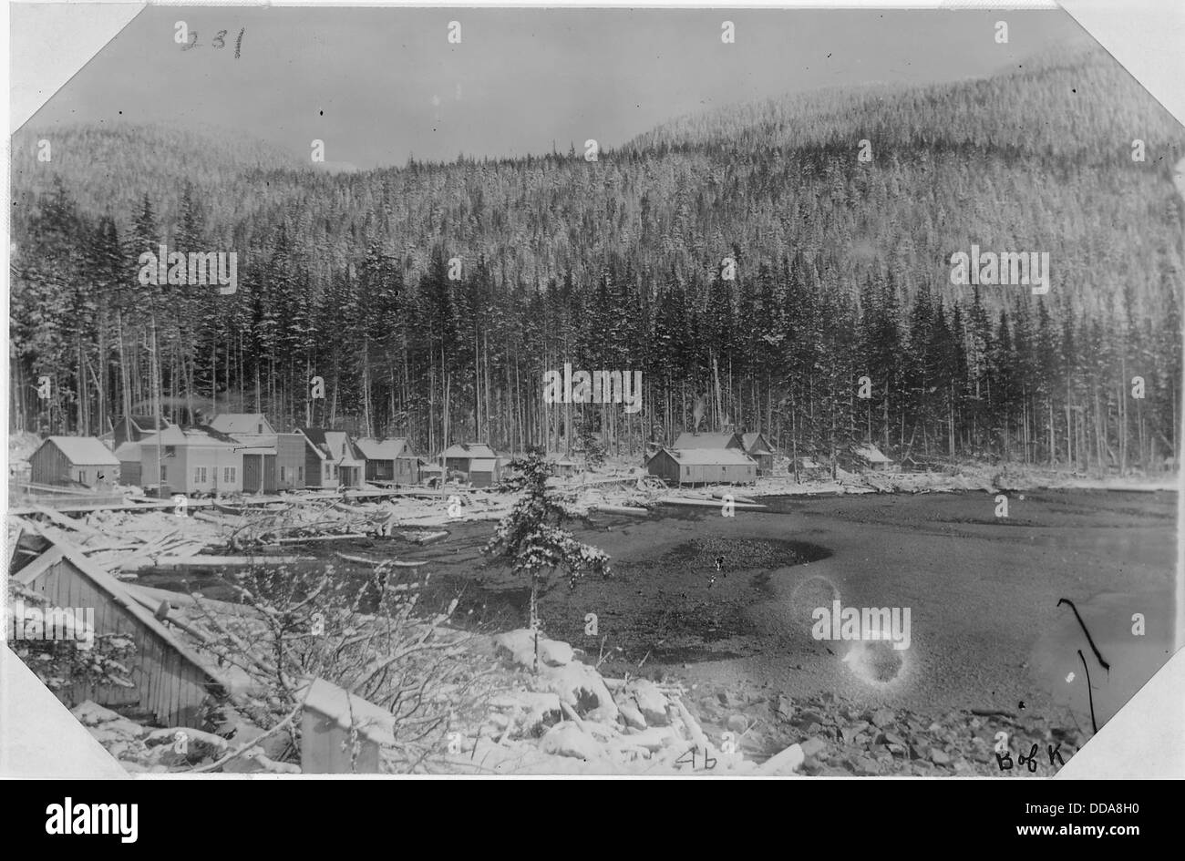 Ein Blick auf das frühe Dorf Metlakahtla, Alaska, zeigt die Struktur und Lage der Siedlung in der Umgebung Alaskas und bietet einen Einblick in die historische Entwicklung des Dorfes. Stockfoto