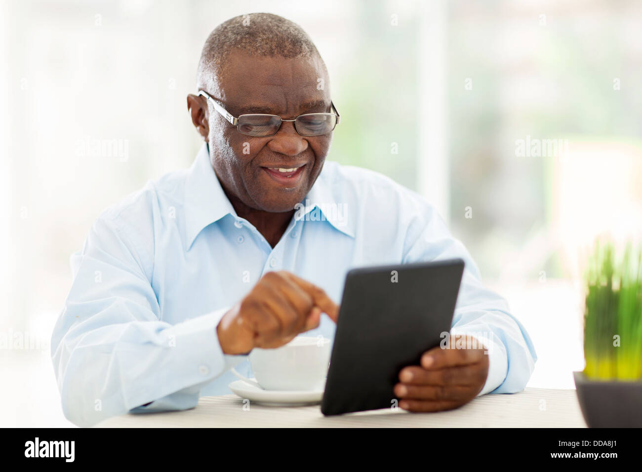 fröhlichen senior African American Woman mit Tablet-PC zu Hause Stockfoto