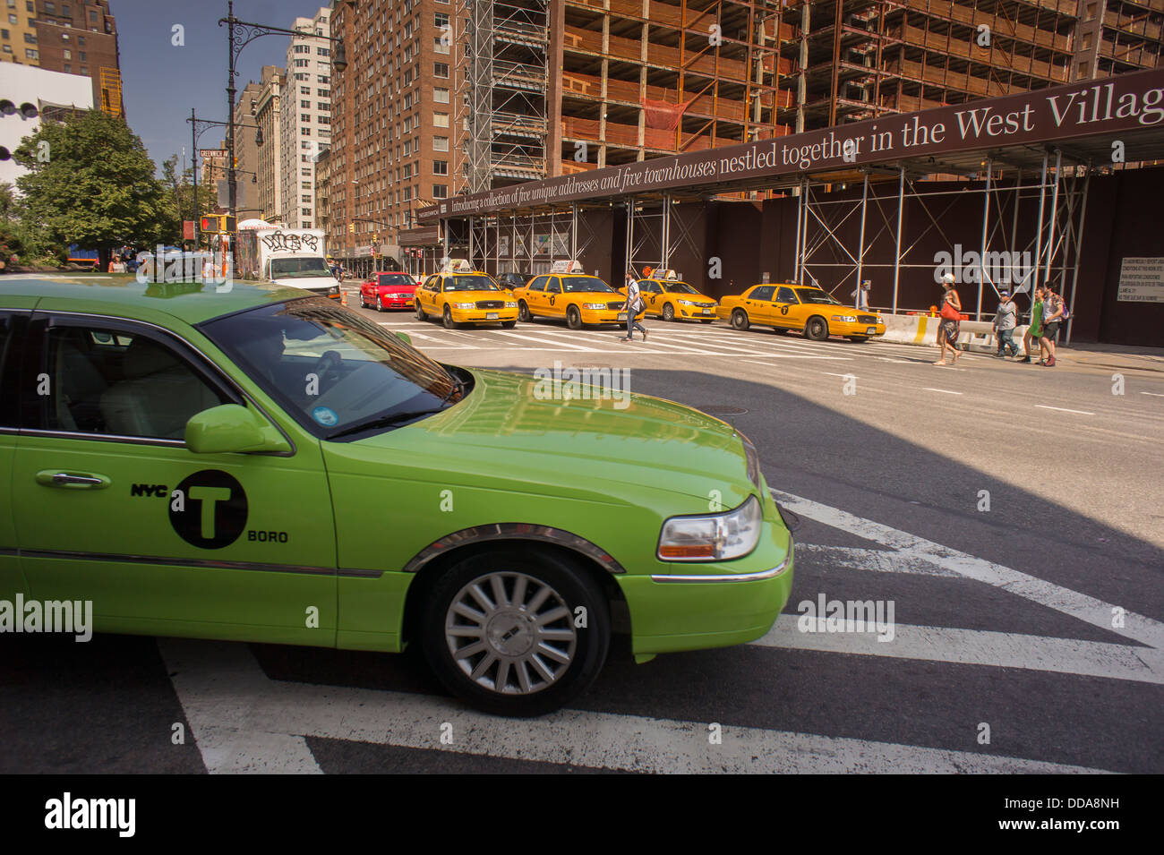 Eines der neuen äußeren Bezirk Taxis ist auf den Straßen in Greenwich Village in New York gesehen. Stockfoto