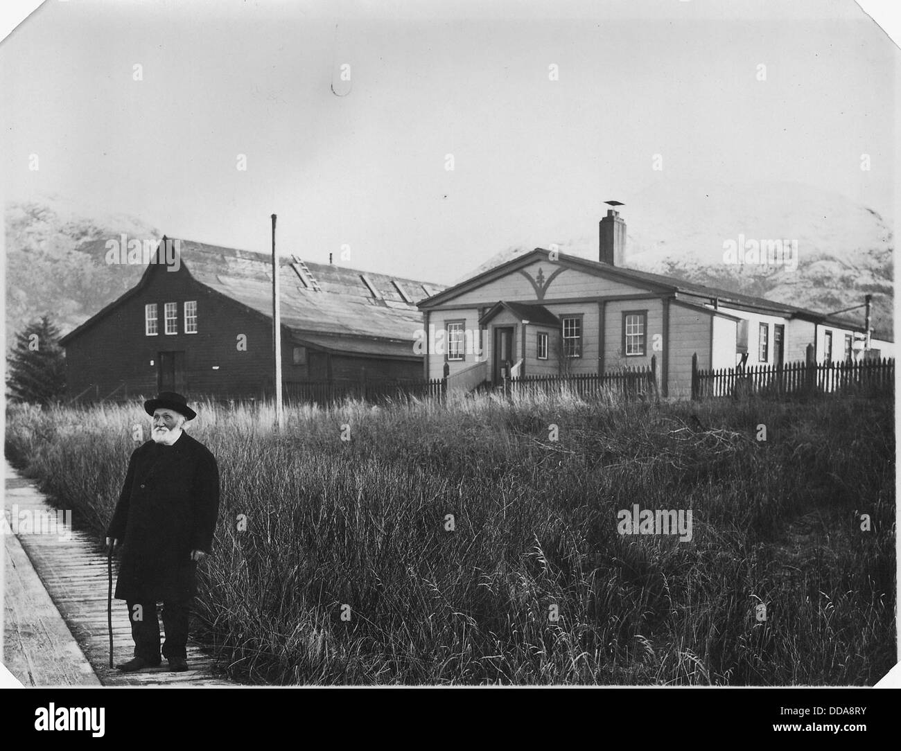 William Duncan, etwa 84 Jahre alt, stand vor seinem Laden und seiner Residenz und reflektierte ein langes Leben in derselben Gemeinde. Stockfoto