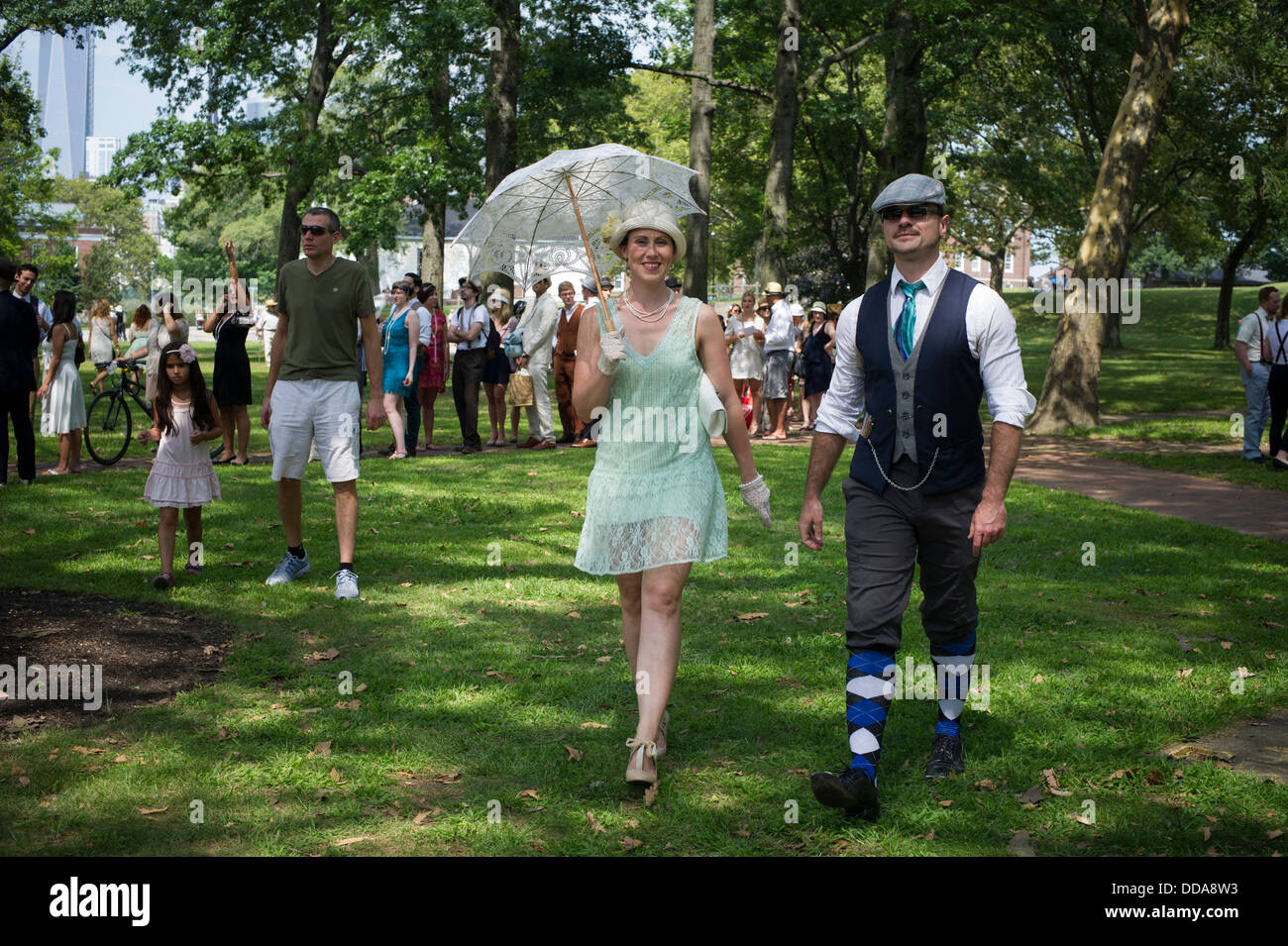 Die Teilnehmer kleiden sich in Kostüm für die 8. zweimal jährlich stattfindende Jazz Alter Rasen Partei auf Governors Island in New York Stockfoto