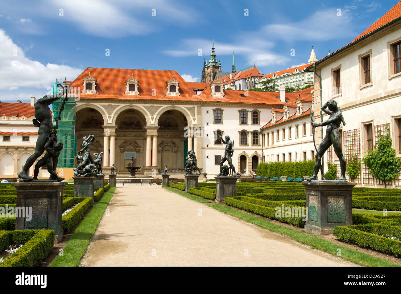 Waldstein Schlossgarten (Valdstejnska Zahrada) und Gebäude der Senat der Tschechischen Republik in Prag Stockfoto