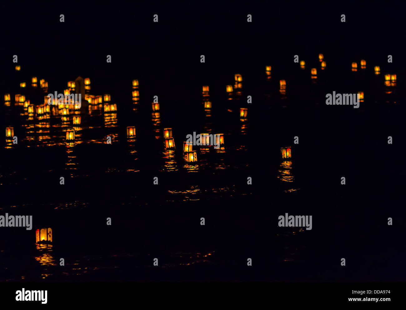 Schwimmende Laternen in der Nacht.  Japanische Laterne Beleuchtungszeremonie, Haleiwa Hawaii Stockfoto