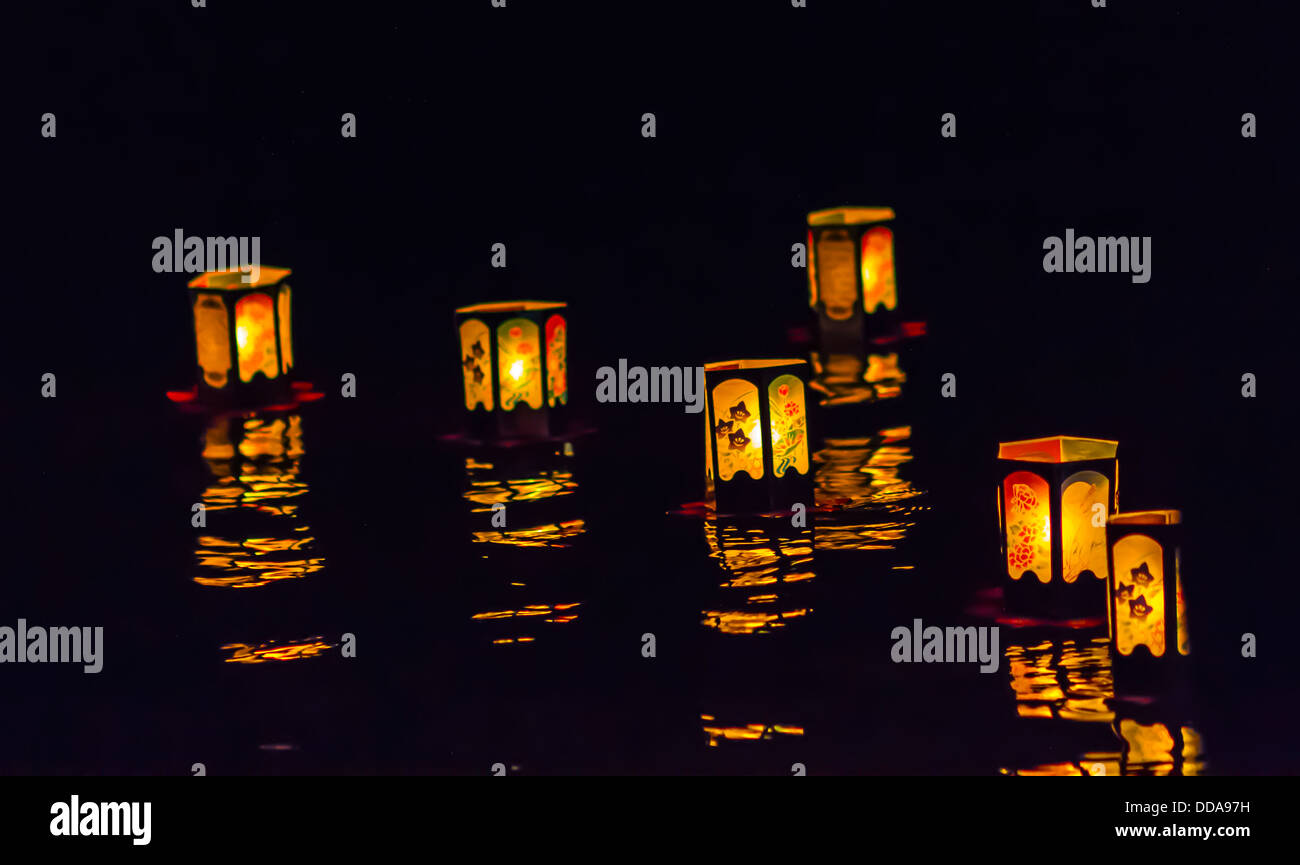 Schwimmende Laternen in der Nacht.  Japanische Laterne Beleuchtungszeremonie, Haleiwa Hawaii Stockfoto