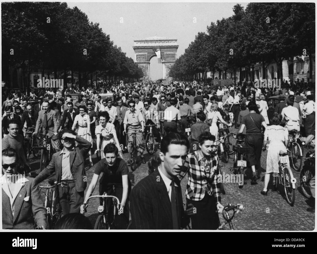 Während des Zweiten Weltkriegs feiern die Pariser die Befreiung Frankreichs mit einer Parade auf den Champs-Elysées vom Arc de Triomphe, die einen Moment des Sieges des Landes über die deutsche Besatzung markiert. Stockfoto