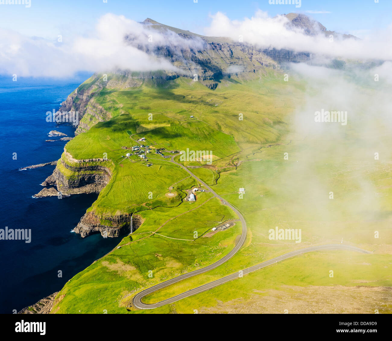 Küste und Wolken, Färöer Inseln Stockfoto