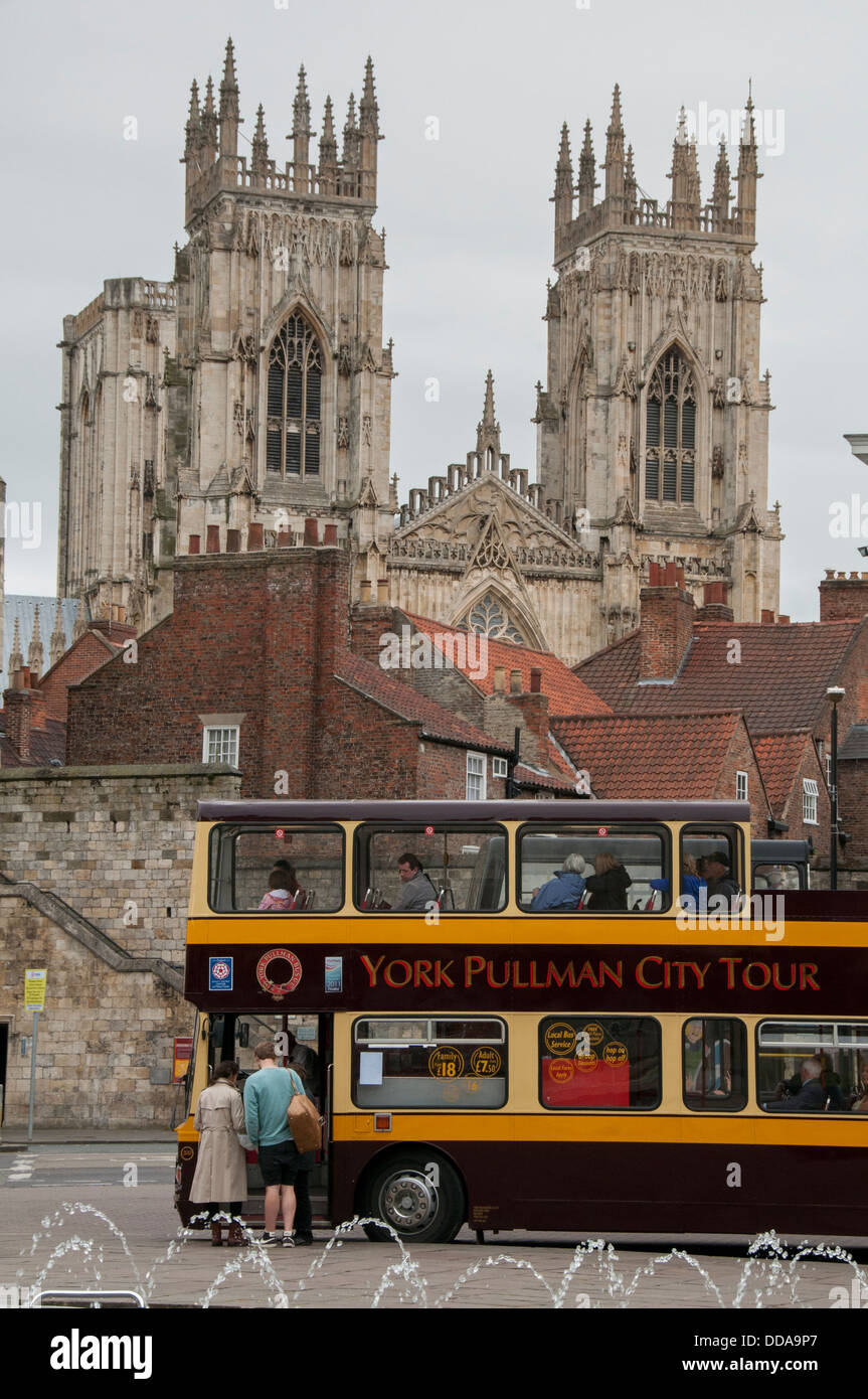 Ein Blick auf York York Pulman City Tour Bus parkte in der Nähe von Bootham Bar mit York Minster im Hintergrund zeigt. Stockfoto
