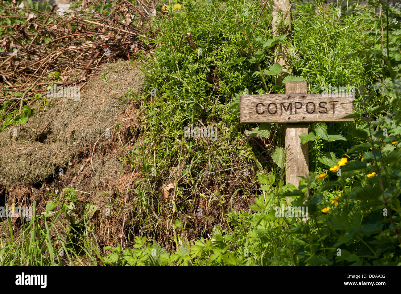 Eine Nahaufnahme der kleinen hölzernen rustikale Tafel, die einen Komposthaufen, Recycling Organischer grüner Garten Abfall - North Yorkshire, England, UK zu fördern. Stockfoto