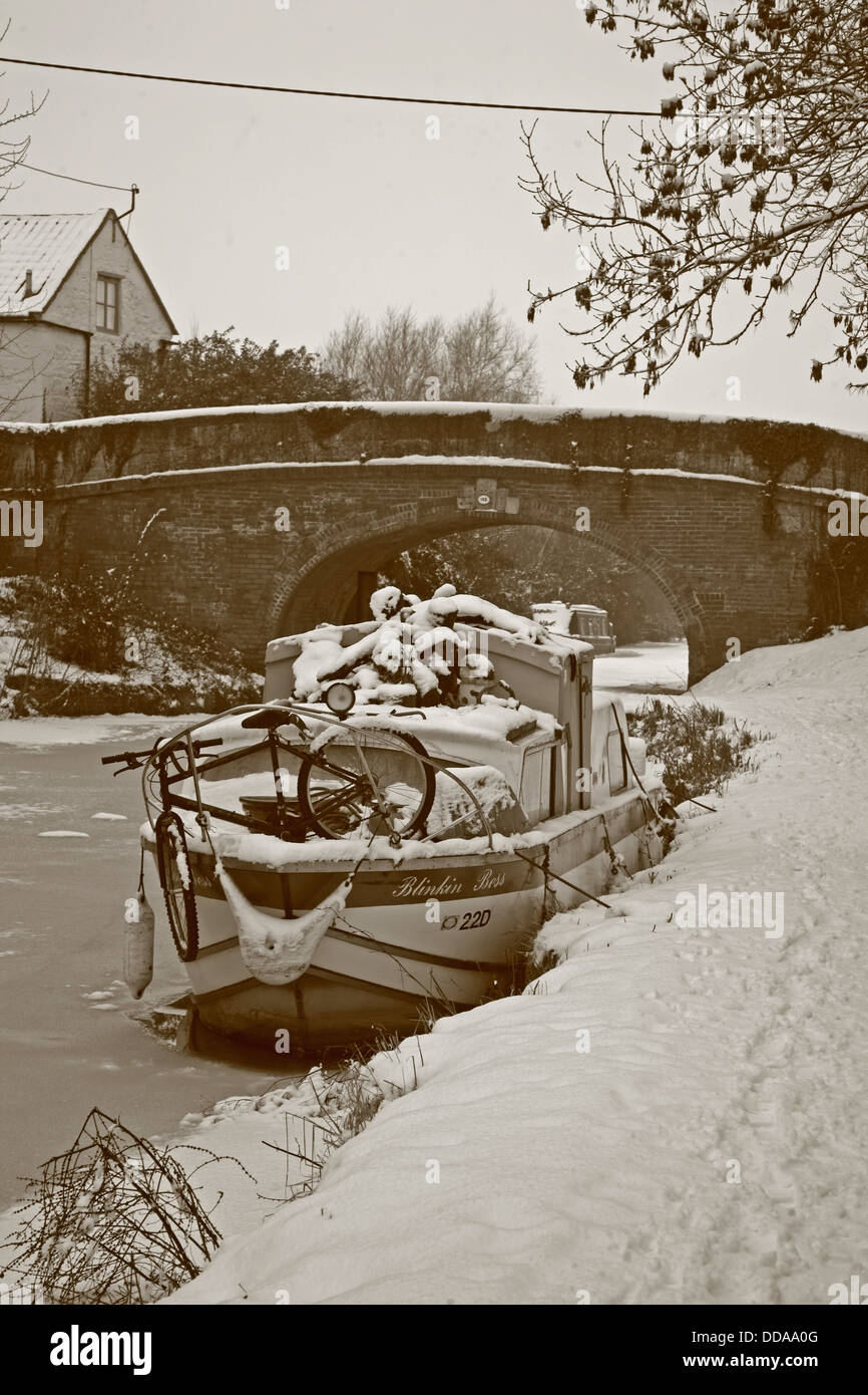 Für die Nacht, Kennet & Avon Kanal vertäut Stockfoto