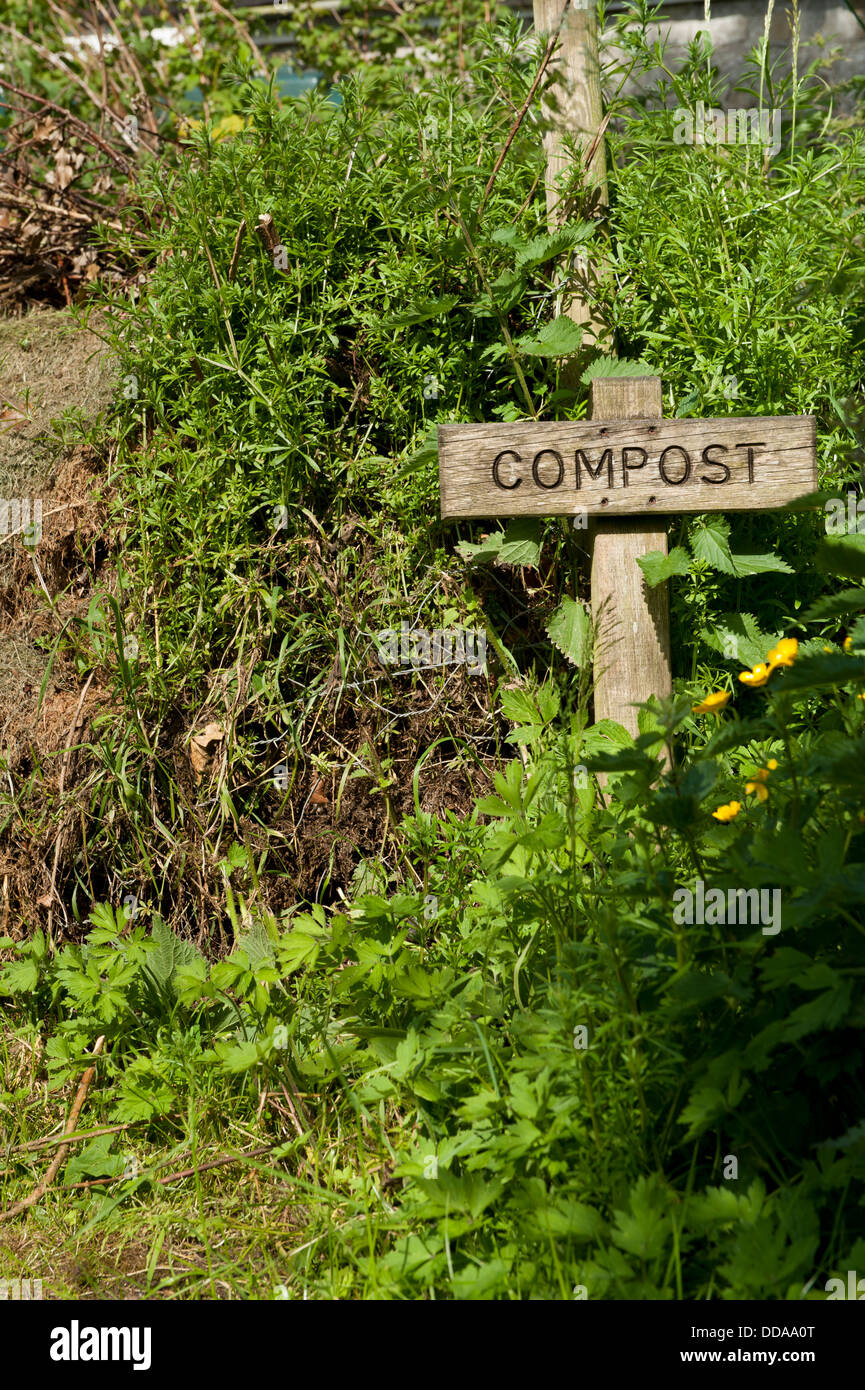 Eine Nahaufnahme der kleinen hölzernen rustikale Tafel, die einen Komposthaufen, Recycling Organischer grüner Garten Abfall - North Yorkshire, England, UK zu fördern. Stockfoto