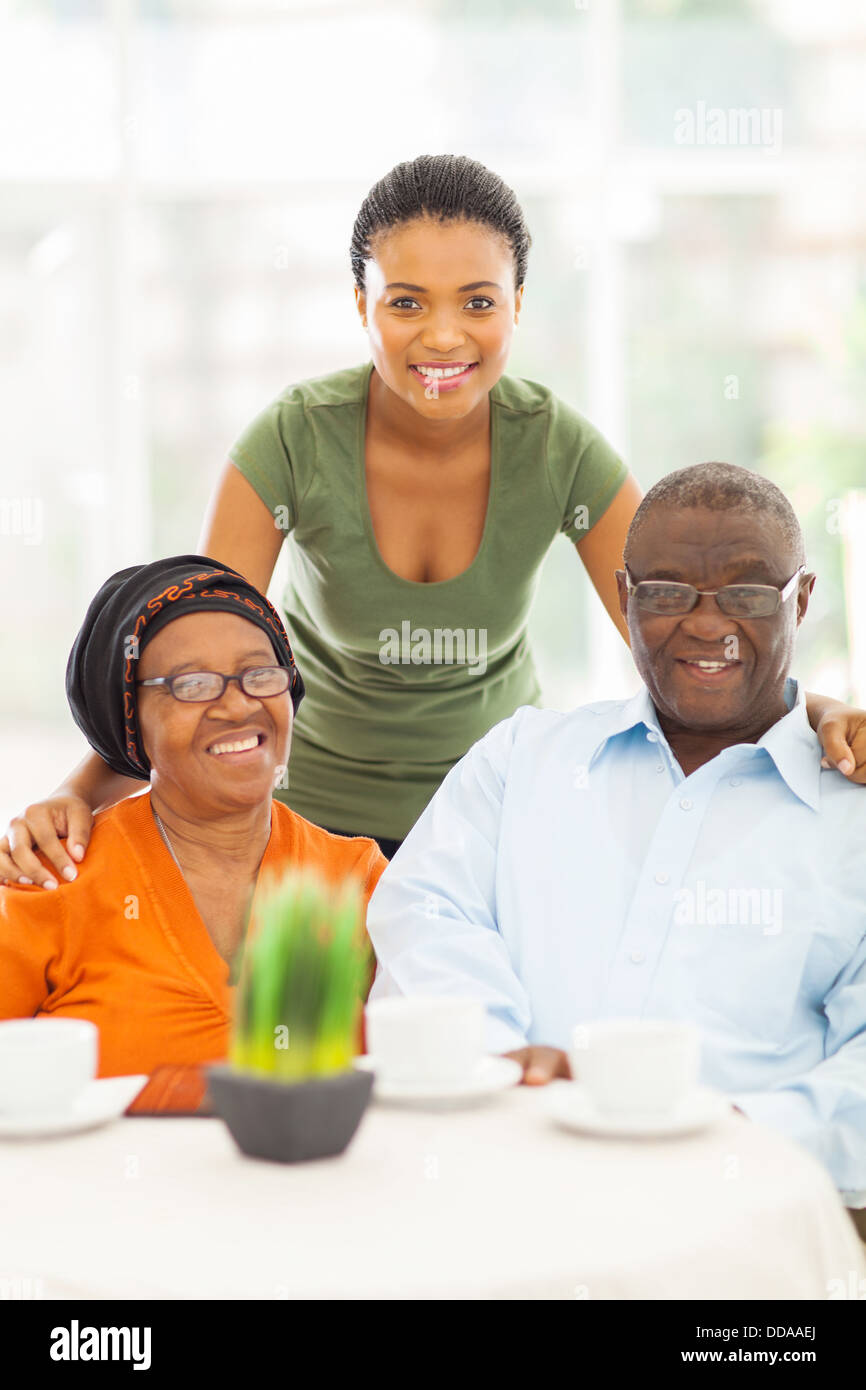 glücklich afrikanische Großeltern und Enkelin zu Hause Stockfoto