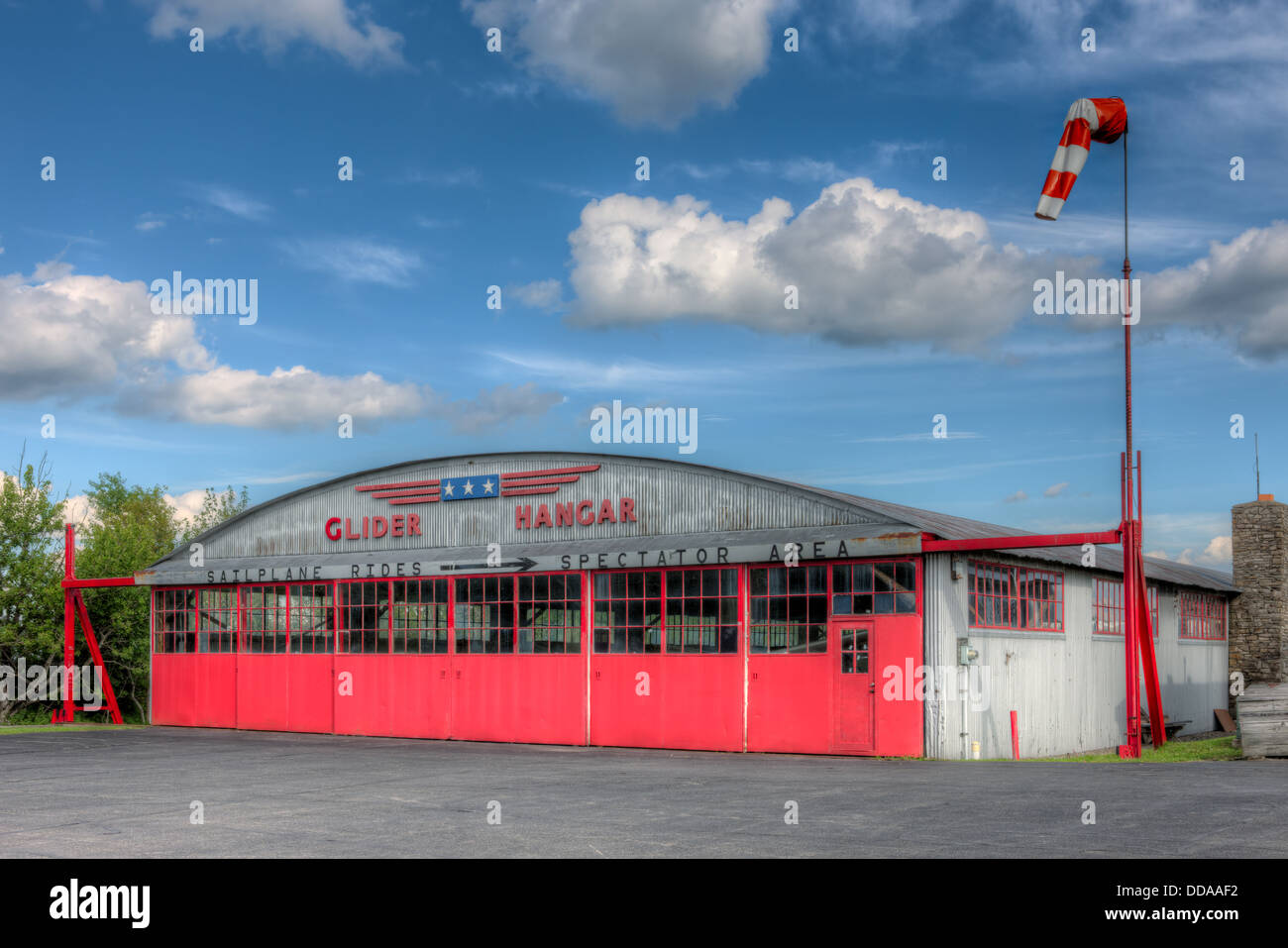 Der Gleitschirm-Hangar in Harris Hill Segelflugplatz, der Geburtsort von Segelfliegen in den USA befindet sich in Elmira, New York. Stockfoto