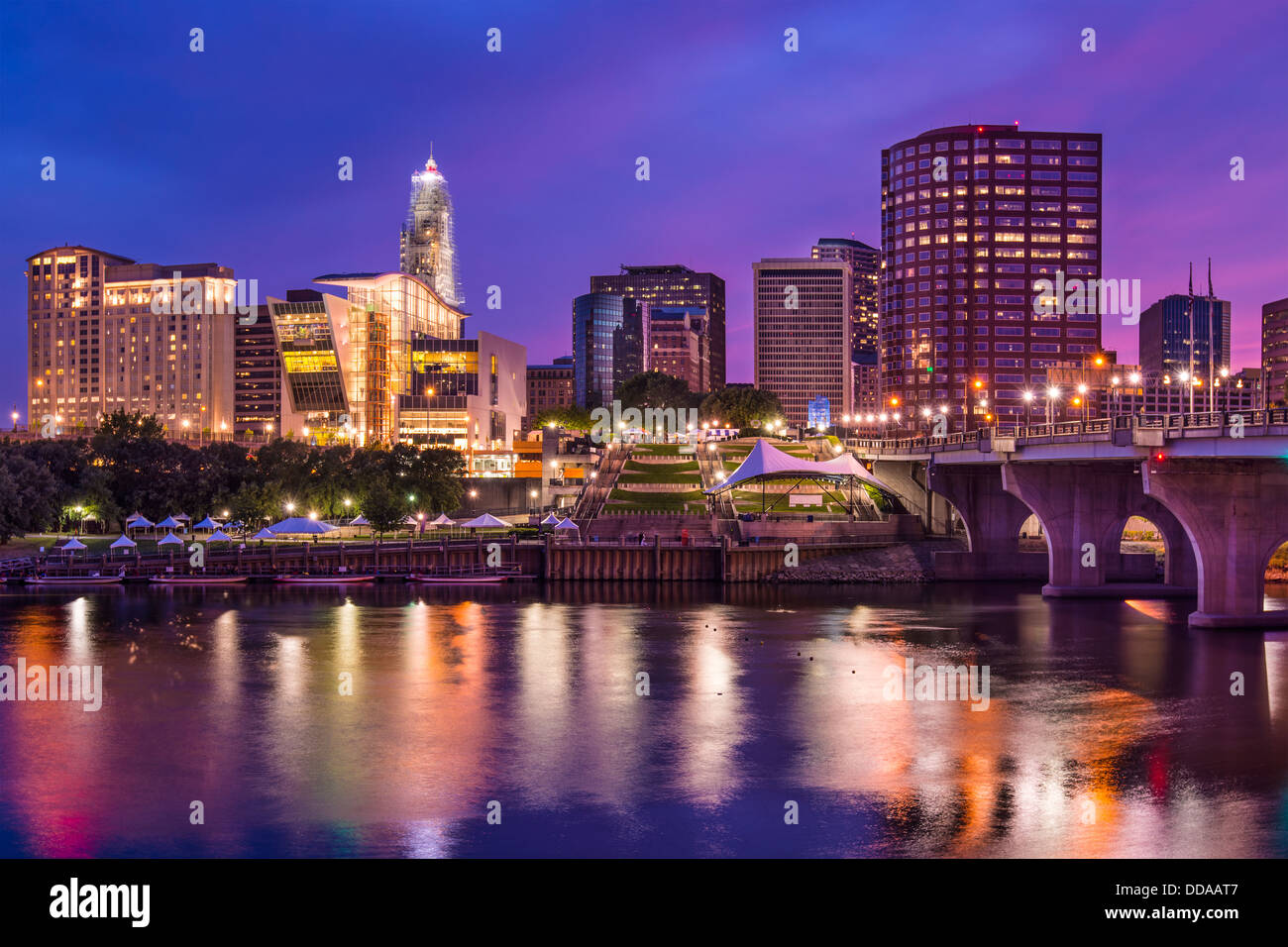 Die Skyline der Innenstadt von Hartford, Connecticut in der Abenddämmerung aus über den Connecticut River. Stockfoto