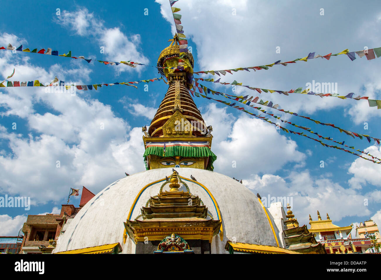 Kathesimbu Stupa mit Buddha-Weisheit-Augen und bunten Gebetsfahnen in Kathmandu, Nepal Stockfoto