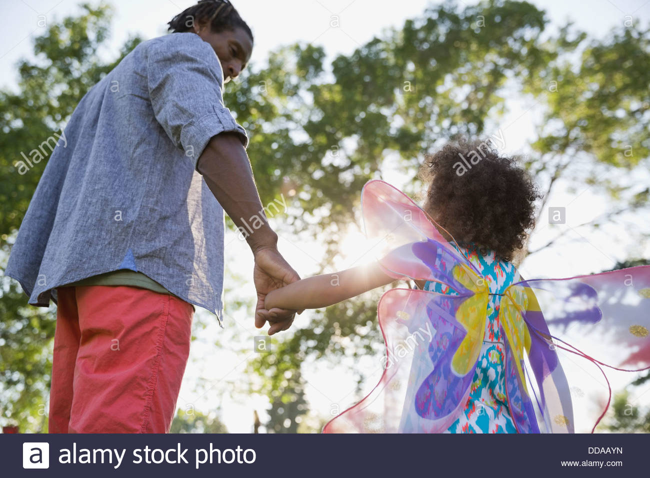 Vater und Tochter, die Hand in Hand im park Stockfoto