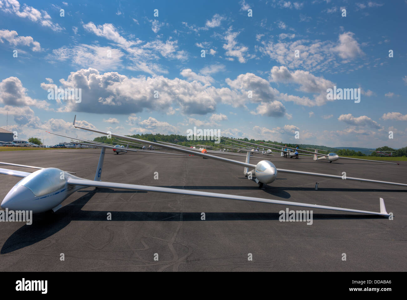 Segelflugzeuge warten auf den Start-Raster für ihren ersten Start des Tages bei Harris Hill Segelflugplatz in Elimira, New York. Stockfoto