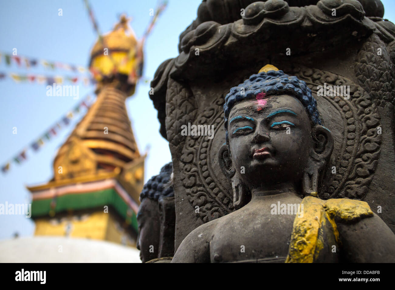 Buddha-Statue neben der Kathesimbhu Stupa in Kathmandu, Nepal Stockfoto