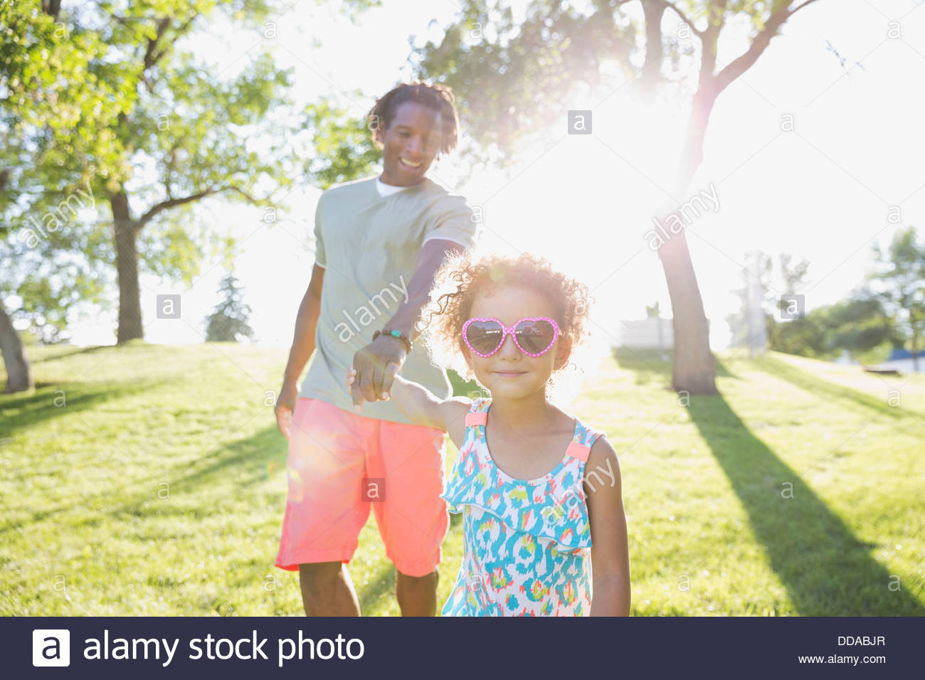 Tochter und Vater Hand in Hand spazieren Stockfoto