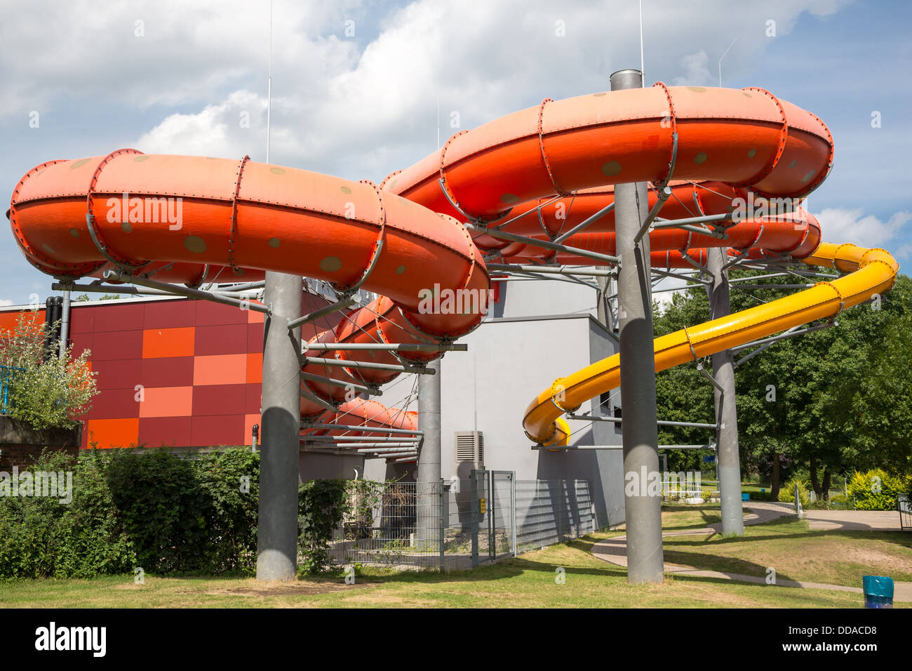 Große Wasserrutsche im Schwimmbad Stockfoto