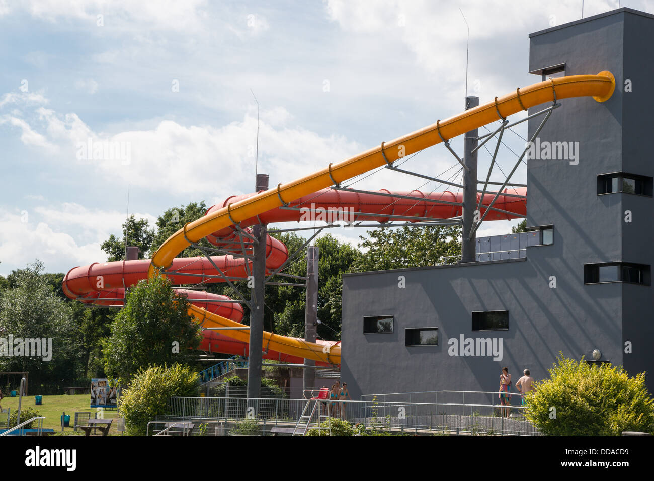 Große Wasserrutsche im Schwimmbad Stockfoto