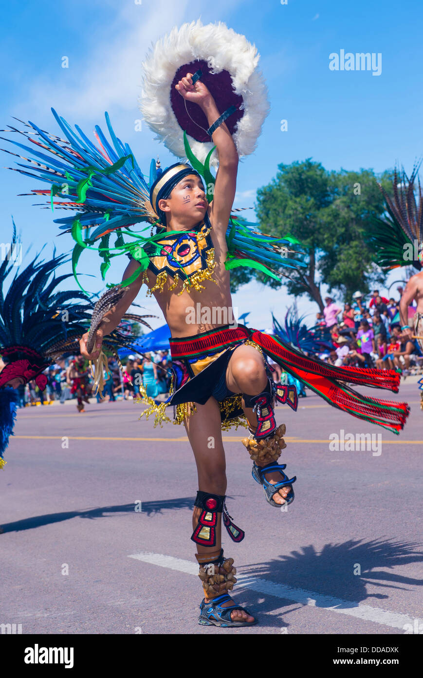 Aztekische Tänzer mit Tracht beteiligt sich bei der 92 jährlichen Inter-tribal feierlichen Parade in Gallup New-Mexico Stockfoto