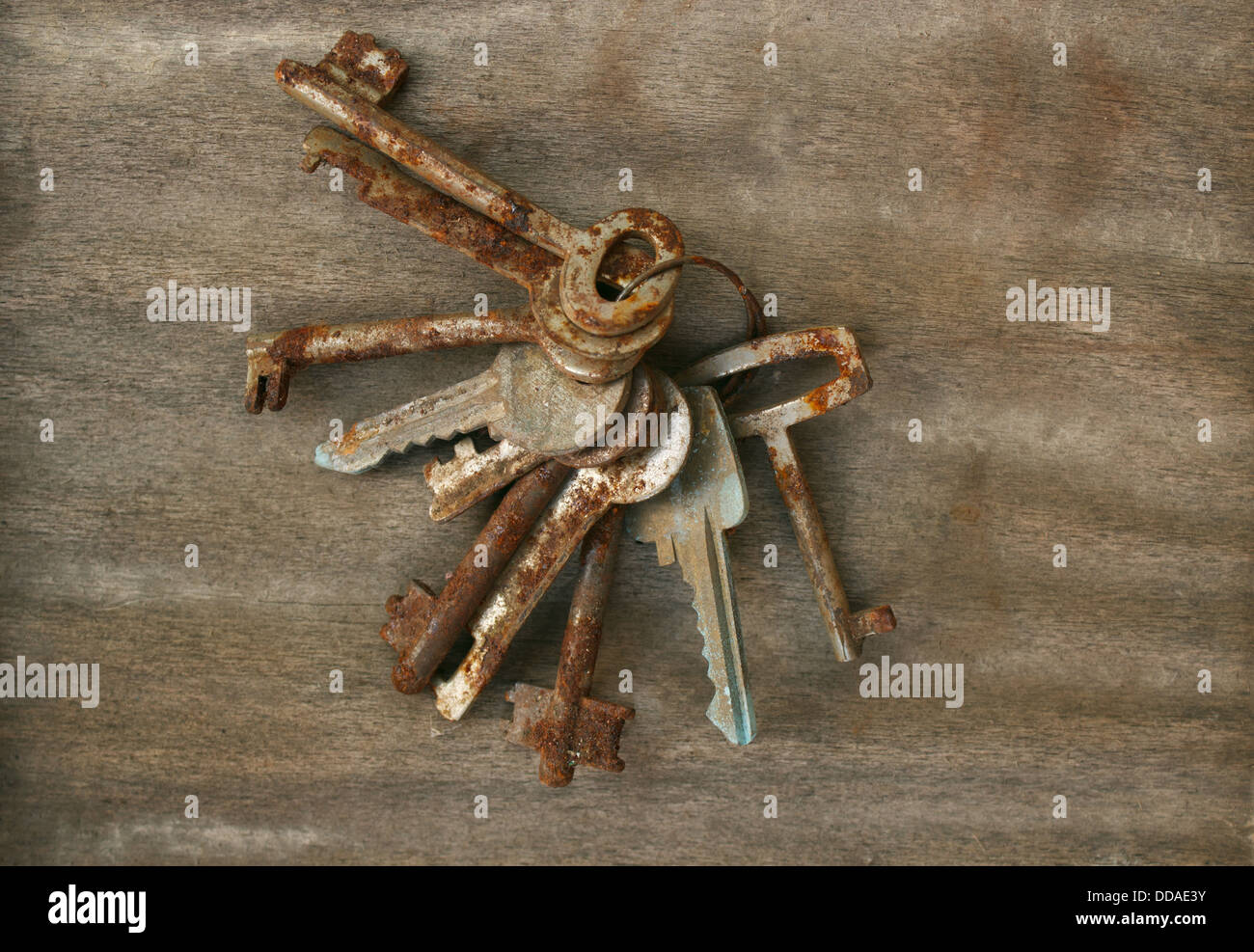 Alt und rostig Ring von Schlüsseln auf Holz Stockfoto
