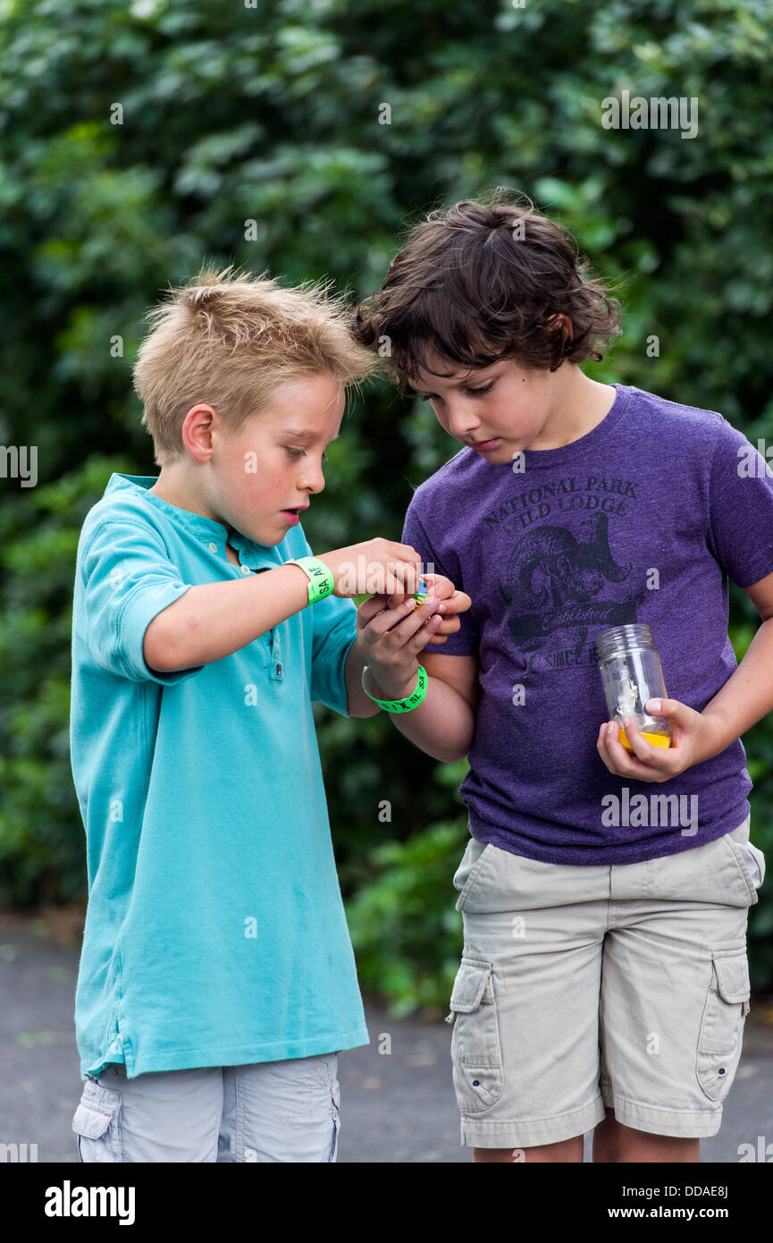 Freunde teilen Süßigkeiten aus dem Glas auf dem Schulhof. Stockfoto