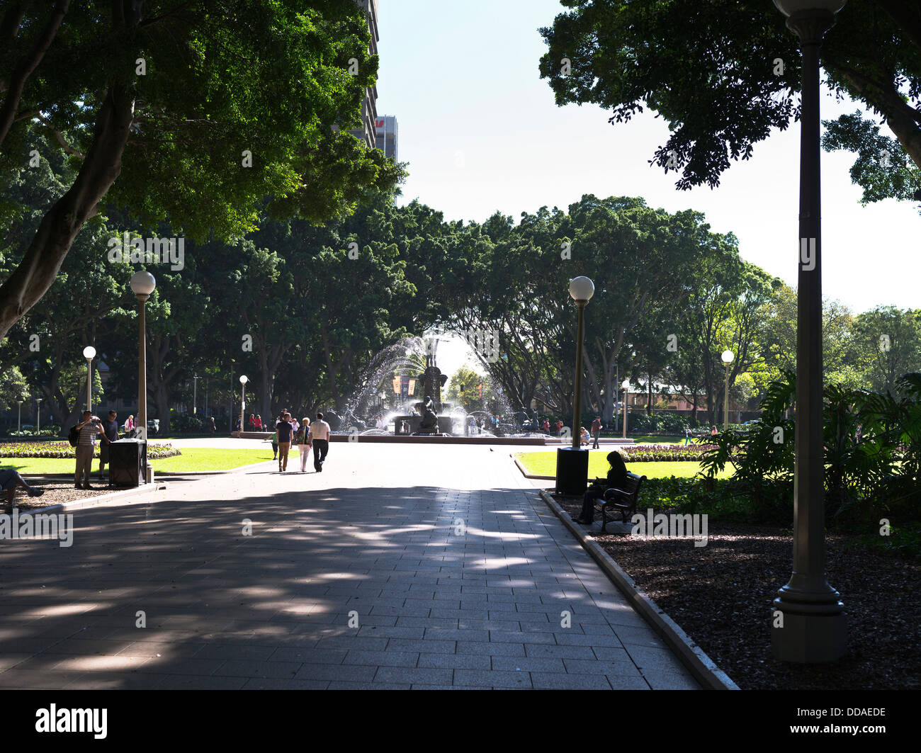 dh Hyde Park SYDNEY Australien Leute bummeln Park J F Archibald Memorial Fountain Stockfoto