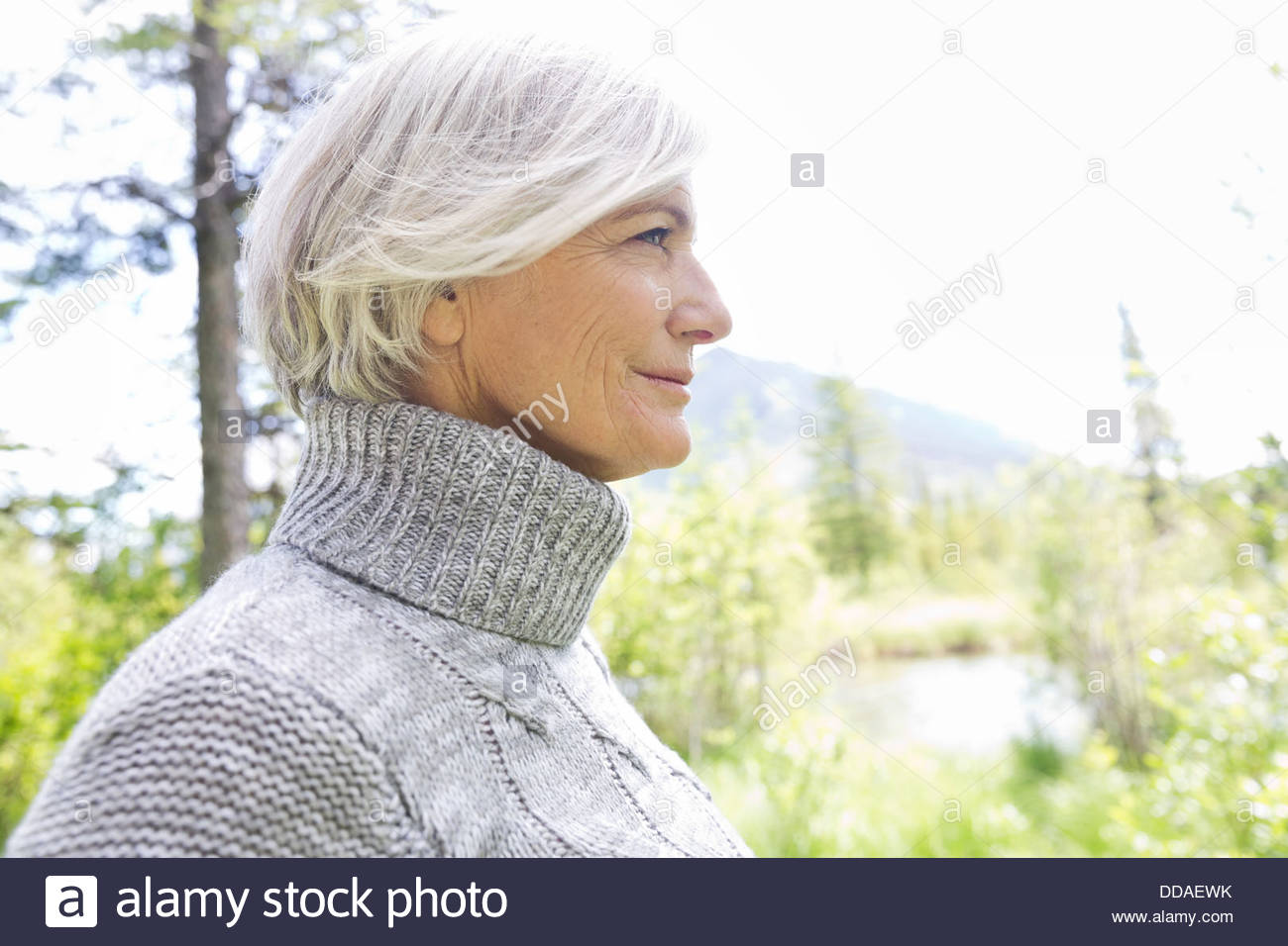 Profil-Bild von Reife Frau im Wald Stockfoto